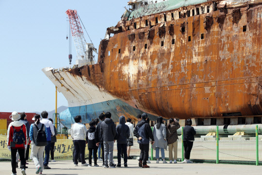 세월호 앞에서 숙연      (목포=연합뉴스) 천정인 기자 = 세월호 참사 5주기를 하루 앞둔 15일 전남 목포신항에 인양돼 있는 세월호 앞에 추모객들의 발길이 이어지고 있다. 2019.4.15      iny@yna.co.kr  (끝)